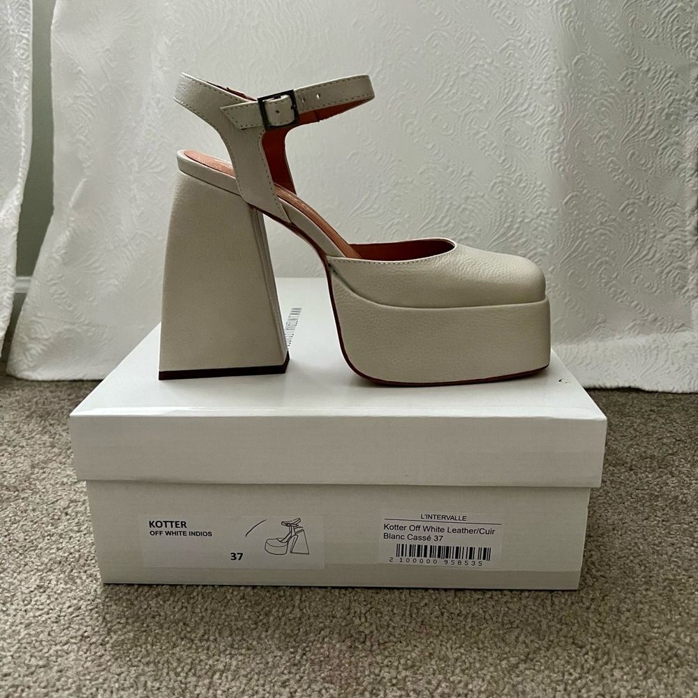 L’intervalle
Kotter
Off White Leather/Cuir Blanc Cassé
Size 37
Fits US Size 7